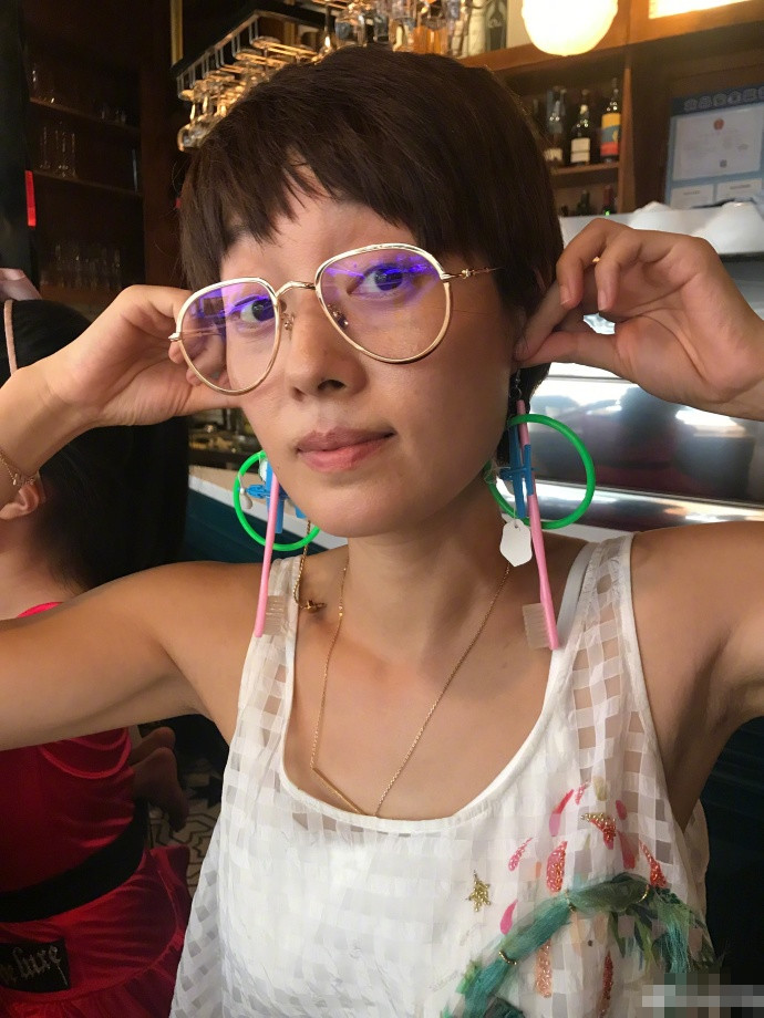 马伊琍爱穿抹胸裙,马伊琍穿吊带衫被网友嘲笑