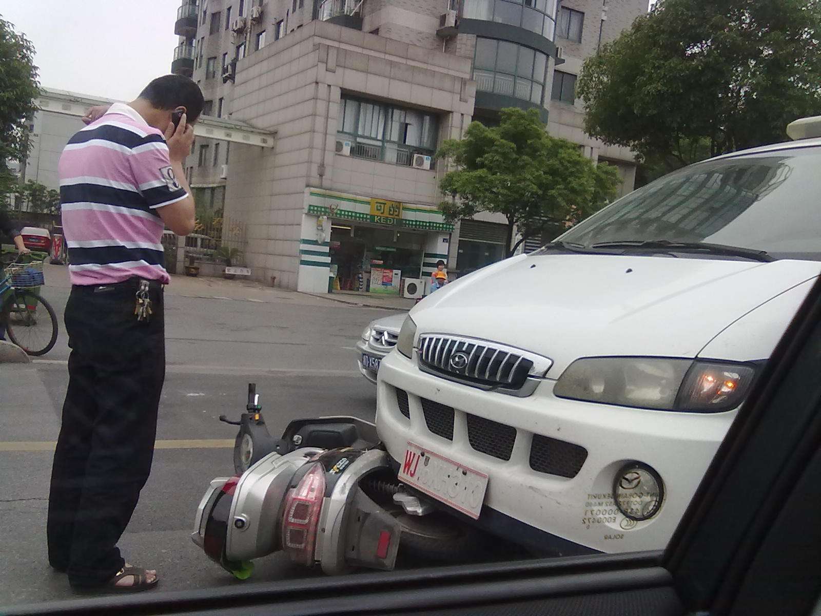 跟警车发生车祸怎么处理,和军车发生事故怎么处理