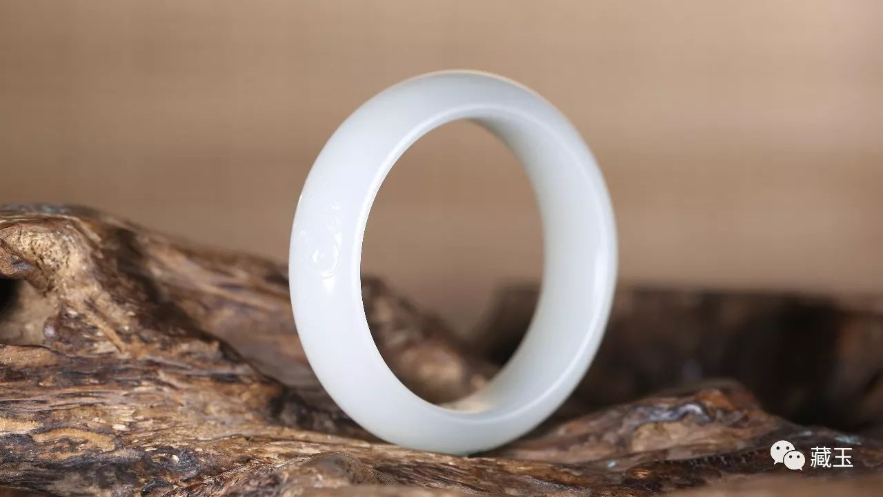 900000块买的玉手镯估价,9000左右的玉手镯