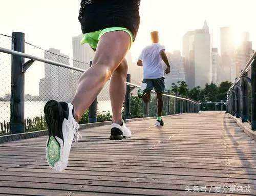 大腿跑步拉伤还能不能跑步,很长时间不跑步突然跑步大腿酸痛