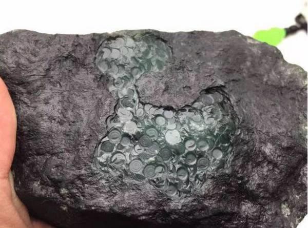 低价入手翡翠原石切开涨疯了,翡翠原石切开后如何鉴别价值