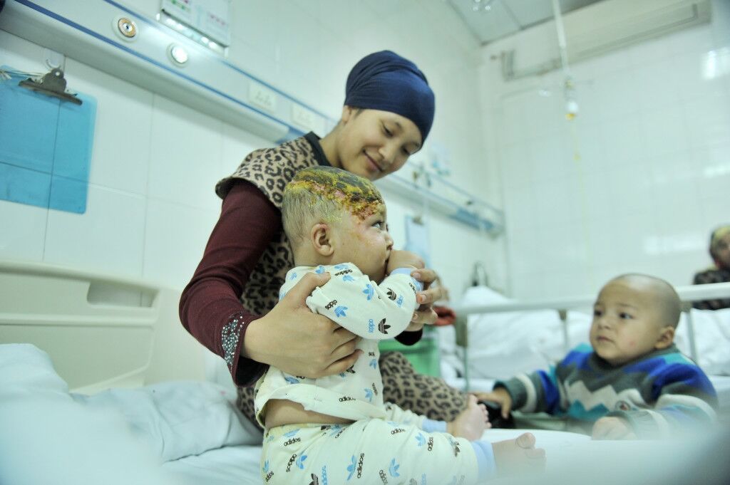 心疼孩子磕伤,心疼孩子受伤哭泣