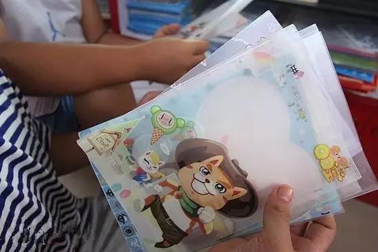 家长注意了，这种包书皮很危险