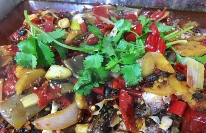 火爆排队的烤鱼,火爆排队的烤鱼小店