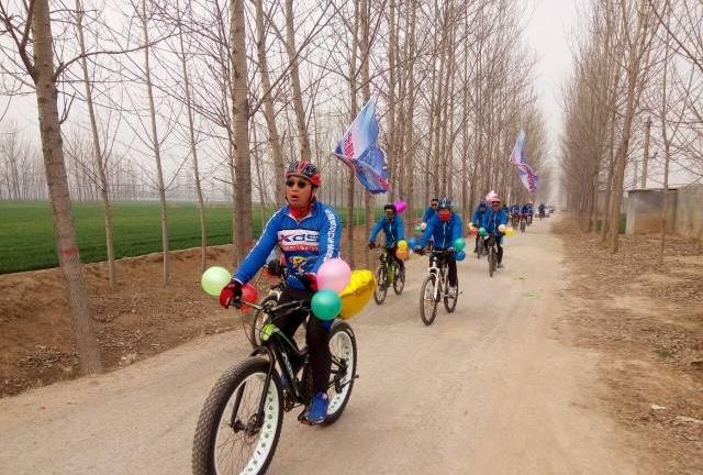 东阿小伙结婚,淮南小伙骑自行车接亲