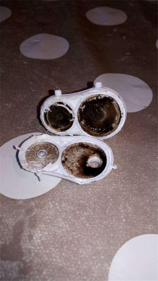 妈妈搞不懂宝宝经常生病的原因，没想到撬开奶瓶吸嘴后下一秒惊呆