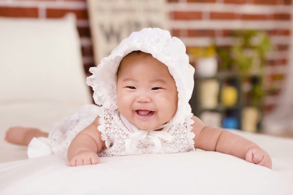 宝宝哭闹不让抱怎么安抚,宝宝闭着眼哭不让把尿怎么办