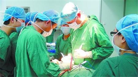 胎儿头和臀哪个先露出最危险,胎儿头朝上分娩时会朝下吗