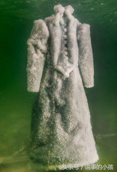 设计师将一件礼服丢进死海,设计师把一件衣服丢进死海里
