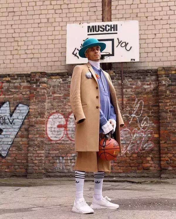 大衣搭配球鞋,一件大衣搭配一双球鞋时髦到爆了