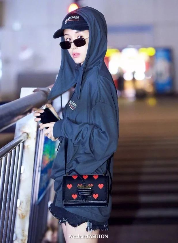 秋款卫衣女装搭配,早秋女装潮牌卫衣搭配什么裤子