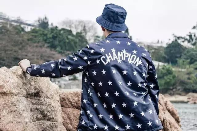 champion黑色和白色哪个好,champion复古低调