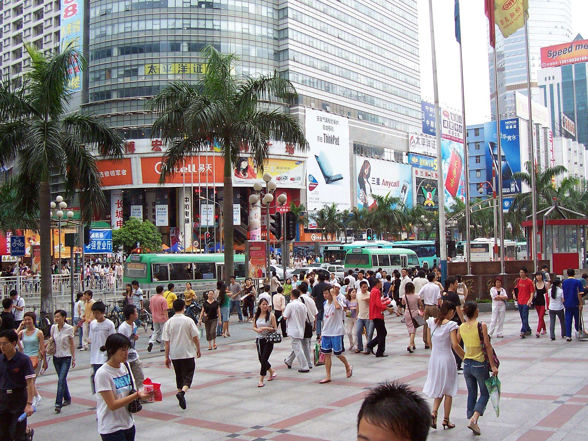 只因在人群里多看了你一眼风景,只因为在人群中多看了你一眼男生