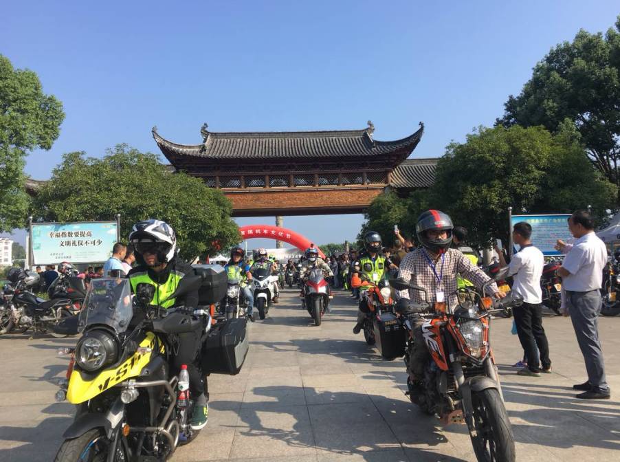 「国庆第7天」婺源又一大事发生，500铁骑进村赏秋