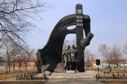 开着小车哼着小曲,开着车哼着歌结果一面包车掉头