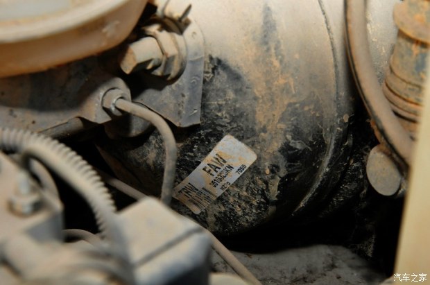 北汽军用勇士视频,国产伞兵突击车越野视频