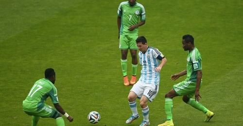 曾经与梅西抢首发的中国球员,比肩梅西的天才