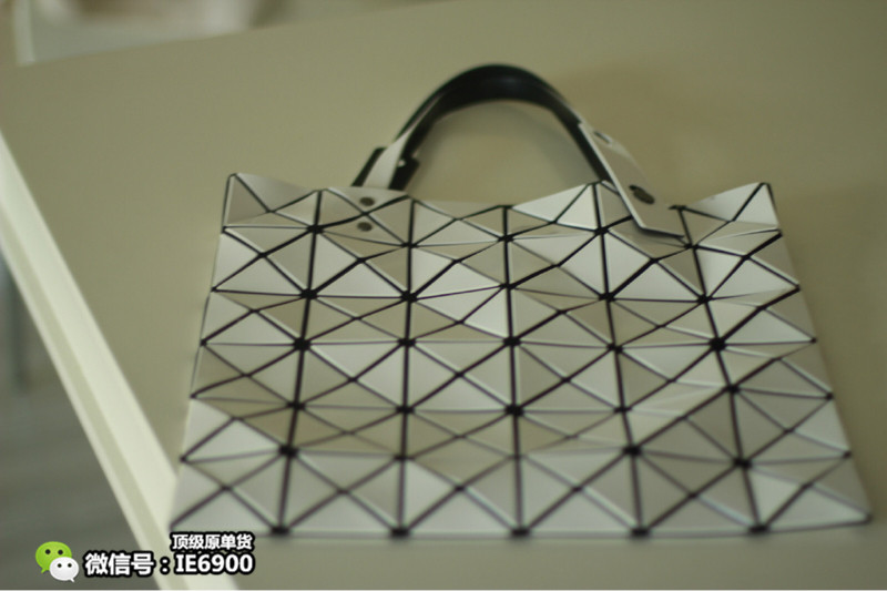 年入百万美女主播欧洲疯狂购买大牌包包，看完觉得她有钱好任性!