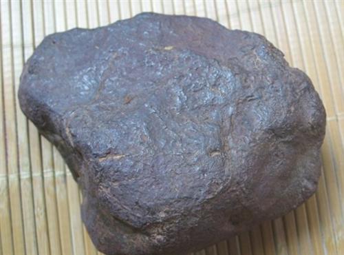 怎么知道一块石头是不是鸡血石,如何知道一块石头是不是玉石