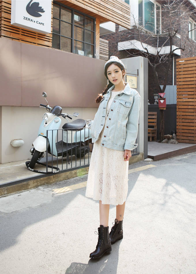 孙允珠露肩牛仔连衣裙,孙允珠破洞毛线衣配湛蓝方格裙