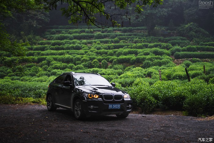 宝马X6，不谈性能如何！自驾遇上大雨还被拍成大片，颜值绝对够！