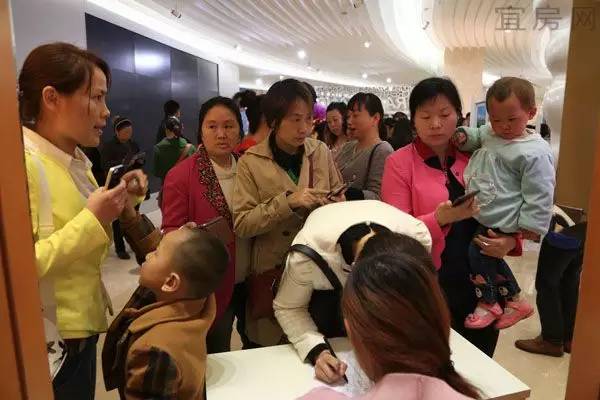 一帮媒体人,今天在莱茵春天被*攻围**,都要哭了~~