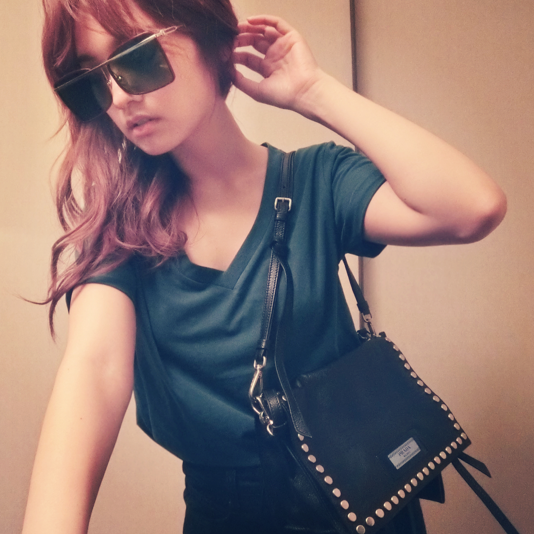 prada包包必买经典款,今年流行的大牌包包双肩