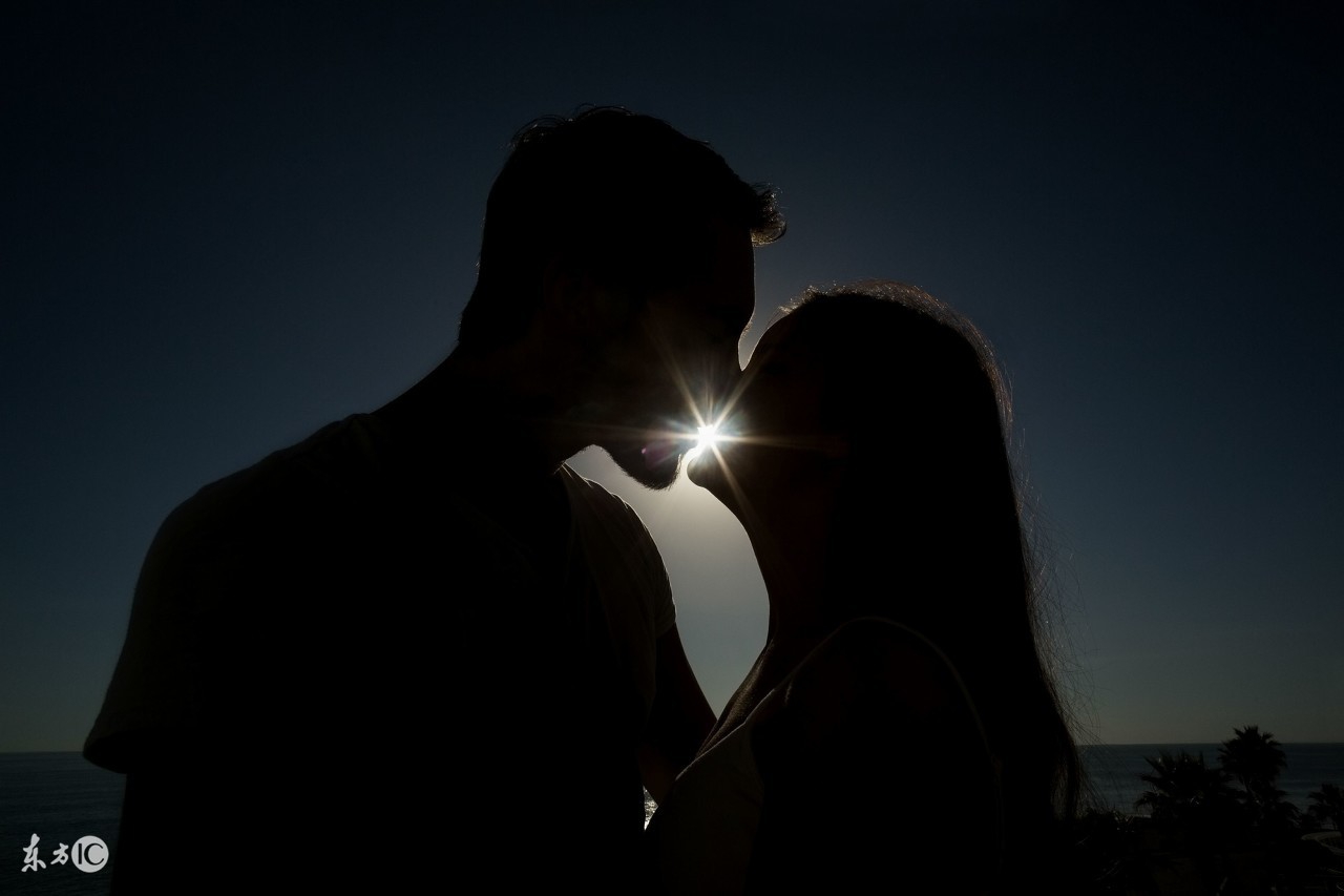 年轻妈妈产微型婴儿，花几十万也保不住，医生大怒：你们干的好事