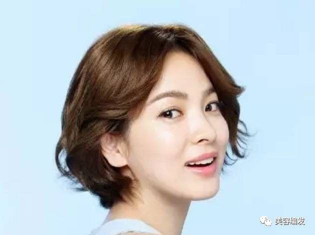 圆脸短发发型编发戴帽子发量多,披肩发编发中短发圆脸温柔