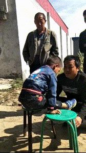 这样标准都找不到女朋友，一定是憋坏了，你看被子下面放的东西