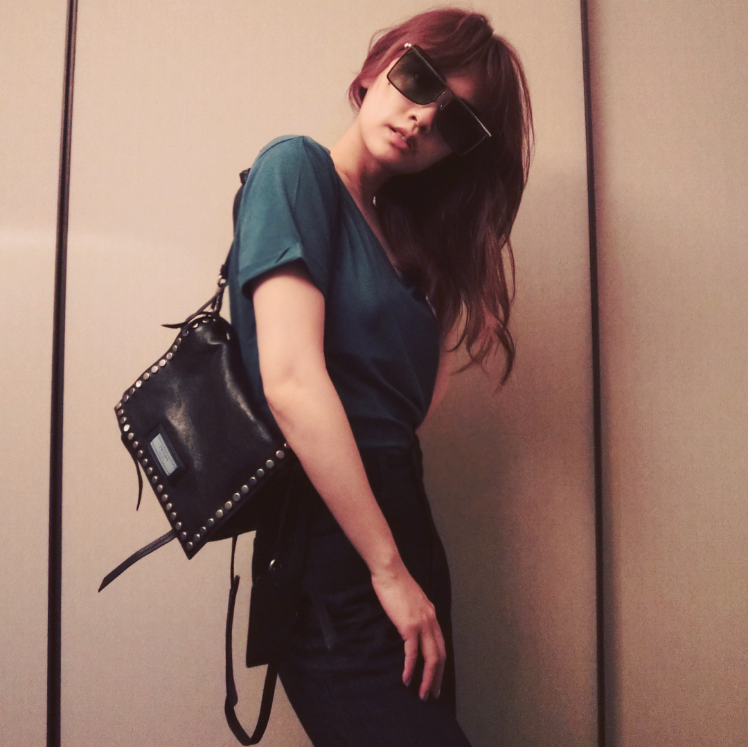 prada包包必买经典款,今年流行的大牌包包双肩