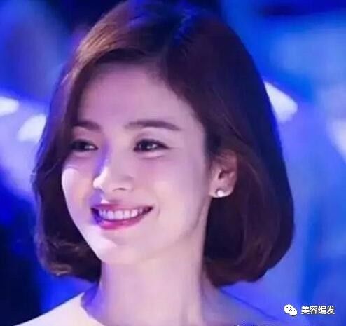 圆脸短发发型编发戴帽子发量多,披肩发编发中短发圆脸温柔