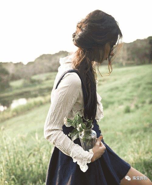 用珠宝来装饰自己,用珠宝装扮女生