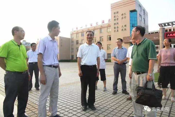 海卫书记到云安中学调研教育教学工作，提出了这五个方面的要求