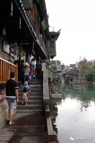 开着房车去遛娃,开着房车带狗狗出去玩