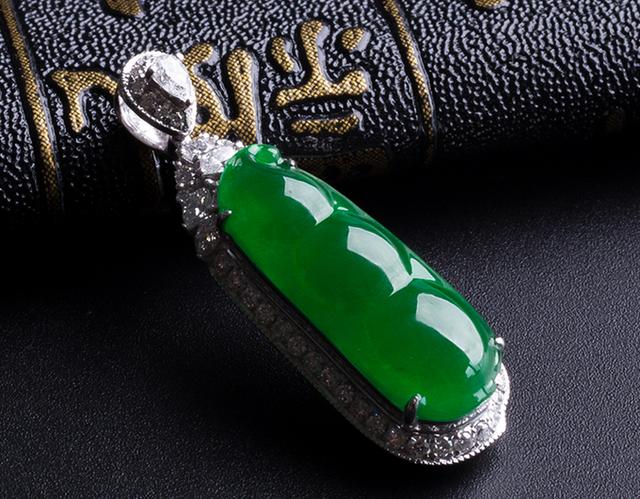 富商拿自己的翡翠来炫耀，朋友拿出了压箱底的宝贝，差点把他吓死