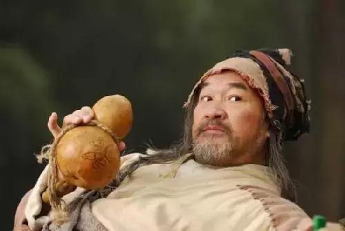 他是首位出演乔峰的大侠,也是能和星爷一起玩转喜剧的老戏骨!