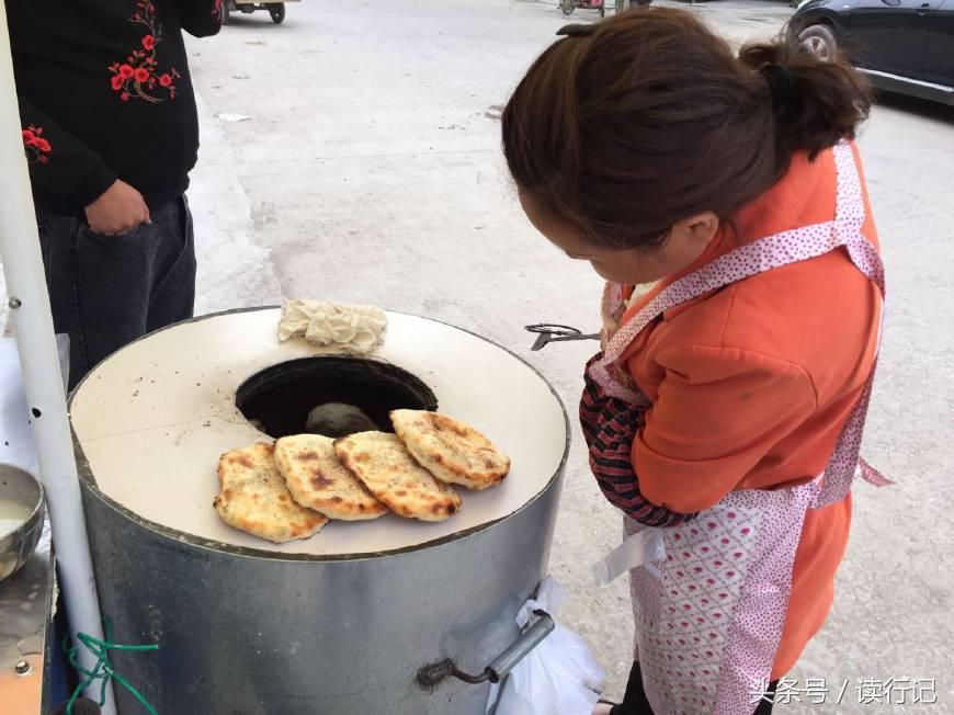 农村大姐烧饼,农村大姐做烧饼