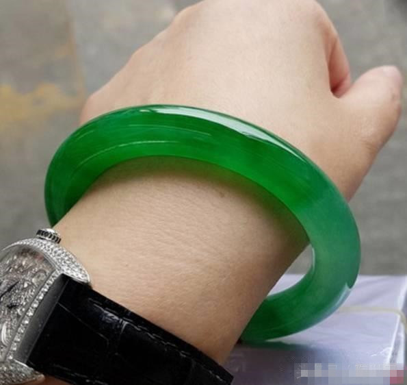 满绿手镯三秒钟做一个，有人因此被骗130万，看得我眼珠都掉了