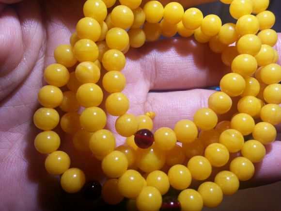 蜜蜡琥珀紫光灯下的反应,用紫光灯鉴别蜜蜡琥珀真假的方法