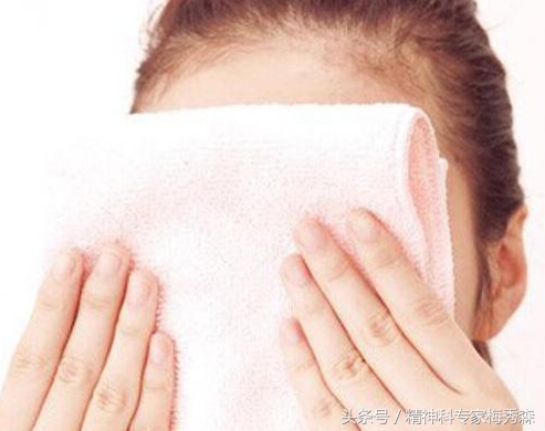 感觉脑袋突然被震一下是怎么回事,感觉脑袋疼的要爆炸了