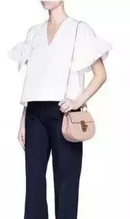 刘雯背的新款包是什么品牌,刘雯背过的一款蔻驰的包包