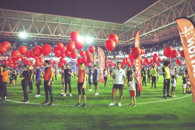 足球场走秀,比音勒芬时装发布会