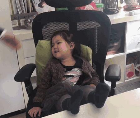 老板支持员工带小孩上班,员工带孩子上班老板帮忙带娃