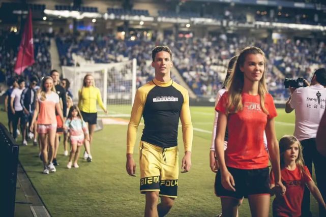 比勒芬时装秀中国红,足球场走秀