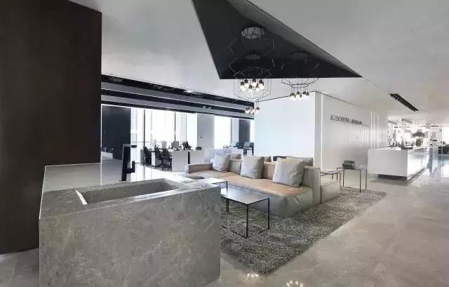 一个年轻潮服品牌的办公空间却选了素白当主打色