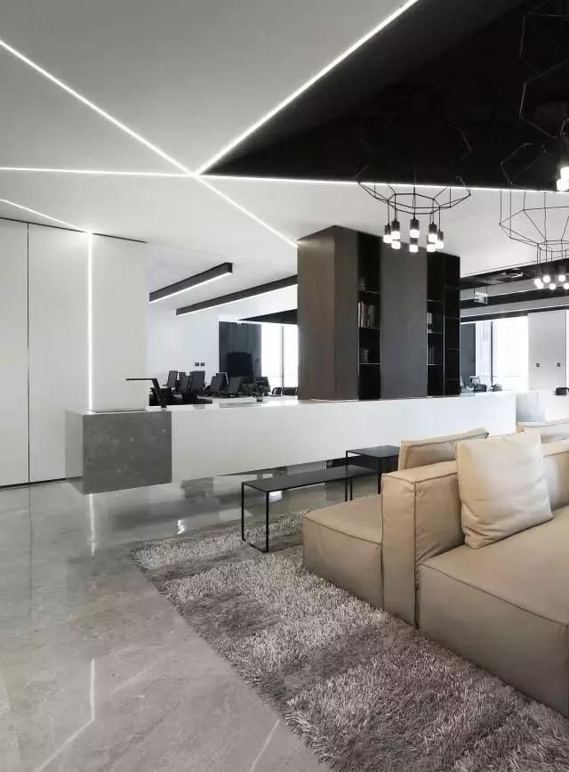 一个年轻潮服品牌的办公空间却选了素白当主打色