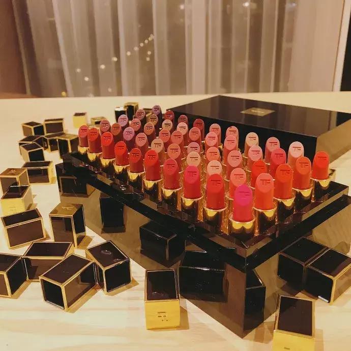 吴昕晒满满一箱的大牌口红，却被何穗一张图秒杀！