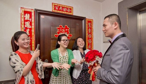 伴娘团不堵门列队鼓掌欢迎新郎,伴娘团不堵门特殊的迎亲方式