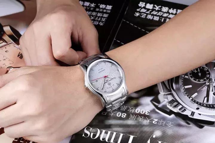 混江湖抽雪茄,不戴这个表不行!